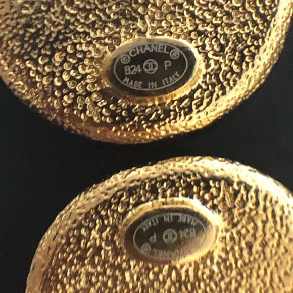 CHANEL CC Logos Black White Round Stud Earrings Gold Tone B24P Auth w/Box #1995 - Picture 7 of 10